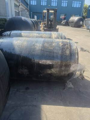 충돌 회피 및 향상된 충격 보호를 제공하도록 설계된 폴리우레탄 폼 및 고무 폼 충전 펜더